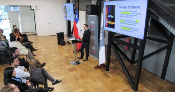 Director de Ojo del Medio dicta charla en Escuela de Arquitectura, Comunicaciones y Diseño