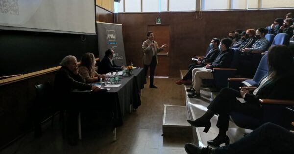 Académica de Ingeniería Comercial organiza seminario sobre desafíos de la ética organizacional