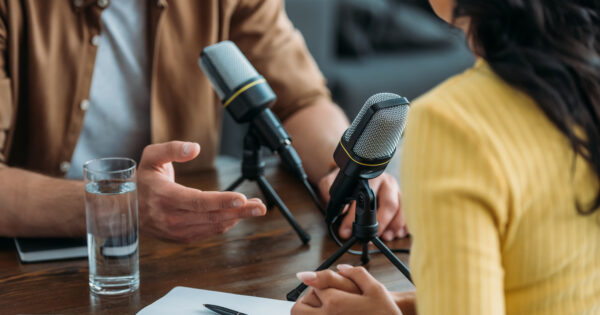 Académica de Psicología participa en podcast internacional “Haciendo visible lo invisible”