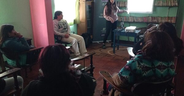 Estudiantes de Trabajo Social realizaron taller de alfabetización digital en Junta de Vecinos N°66 de Miraflores Alto