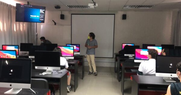 Nuevos estudiantes escom participan de taller de podcast