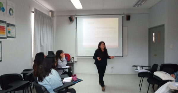 Carrera de Trabajo Social organizó taller sobre inserción laboral de la carrera