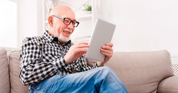 UVM presentó dos libros de relatos escritos por adultos mayores