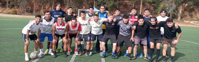 Taller extraprogramático de fútbol cerró con entretenido partido entre colaboradores y estudiantes 
