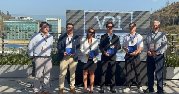 UVM recibió reconocimiento de V21 como socio fundador del ecosistema universitario regional