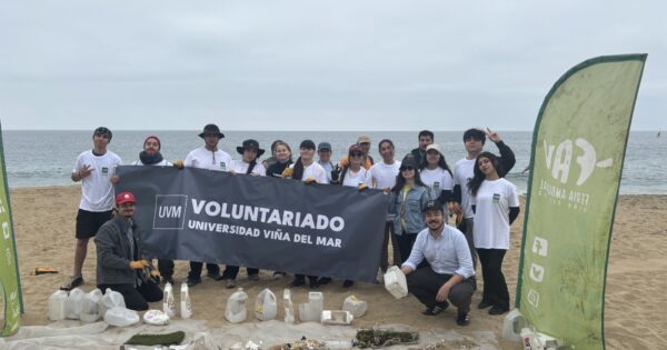 Estudiantes UVM participaron en segunda jornada de limpieza en Playa Caleta Abarca