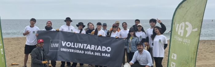 Estudiantes UVM participaron en segunda jornada de limpieza en Playa Caleta Abarca