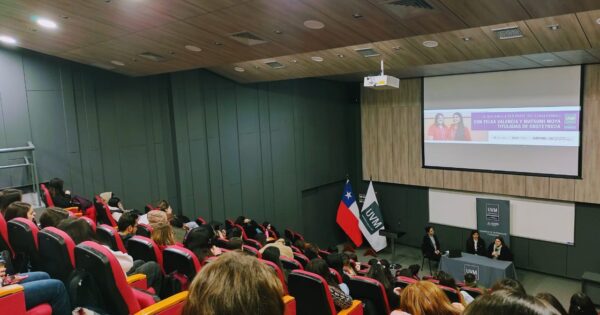 Tituladas de la carrera de Obstetricia UVM participaron en conversatorio presencial