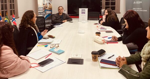 Estudiantes de Trabajo Social UVM participan en conversatorio con presidente del colegio provincial de la profesión