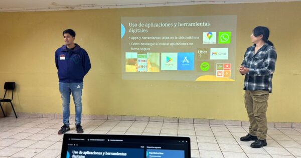 Estudiantes de Práctica con Grupo y Comunidad de Trabajo Social UVM realizan Taller de alfabetización digital para adultos mayores