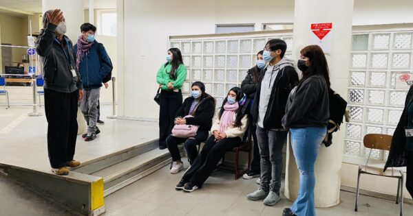 Estudiantes de Trabajo Social participan en lanzamiento de muestra fotográfica en Cesfam Lusitania