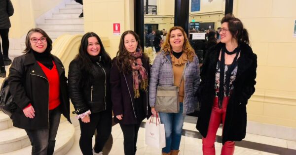 Carrera de Trabajo Social UVM asistió con estudiantes a la obra «Hijos del Cauce»