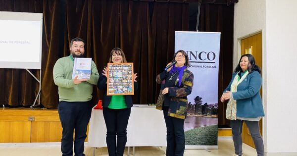 UNCO Forestal realiza reconocimiento a carrera de Trabajo Social UVM por trabajo colaborativo