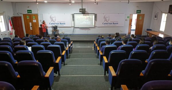 Docentes entregan a Hospital Carlos Van Buren manual del usuario de evaluación de actividades de la vida diaria, AVD-I