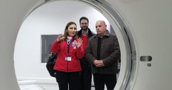 Gobernador regional y directora del SSVQ visitaron clínicas UVM