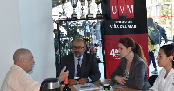 UVM recibe visita internacional de prominente académico de institución japonesa