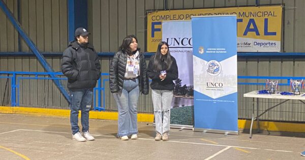 Estudiantes de Trabajo Social UVM colaboran en campeonatos de vóleibol Sub-18 de UNCO Forestal