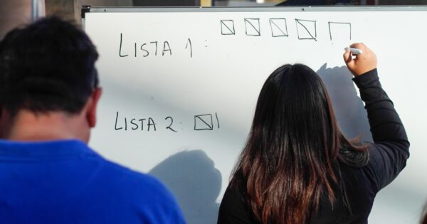 Estudiantes realizan conteo general de votos para la conformación de nueva orgánica estudiantil